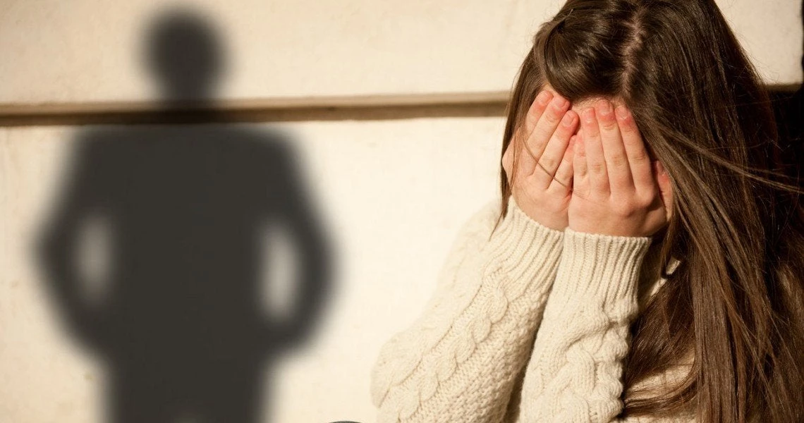 Ασελγούσε πάνω στη θετή του κόρη και αυτοκτόνησε όταν τον κατέδωσε η γυναίκα του στην αστυνομία